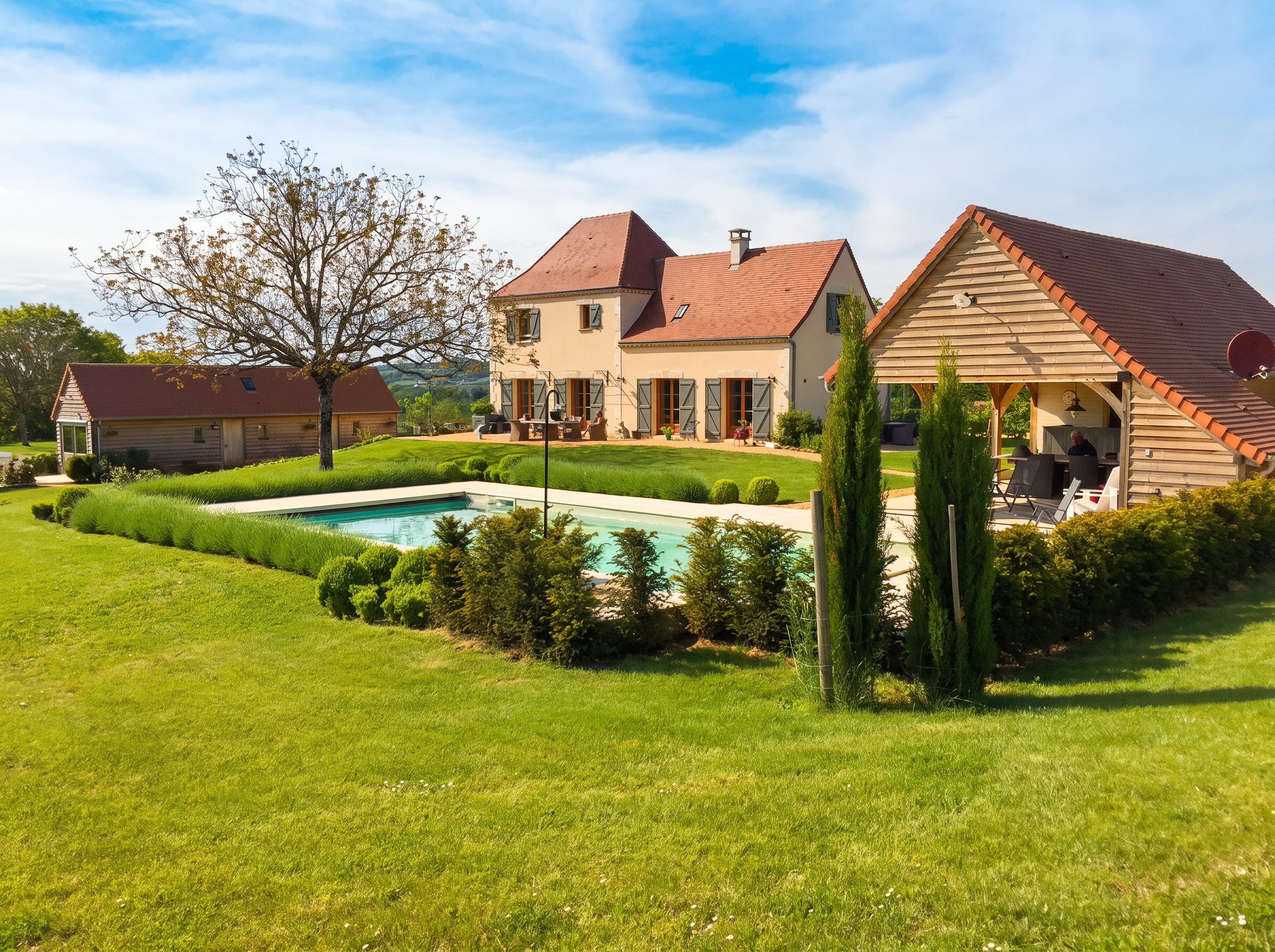 Porte Bonheur — overzichtsfoto van het luxe vakantiehuis, privé zwembad en buitenkeuken in de Dordogne